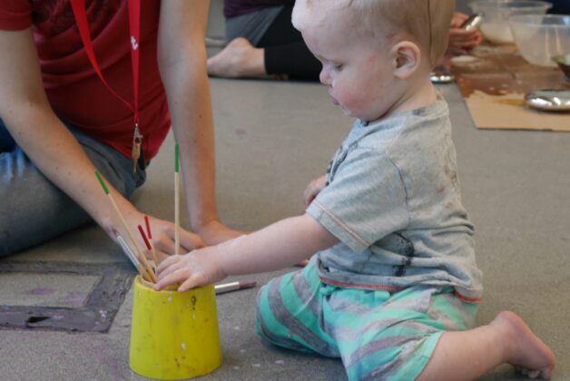 What are the benefits of museums and galleries interacting with under-5s?