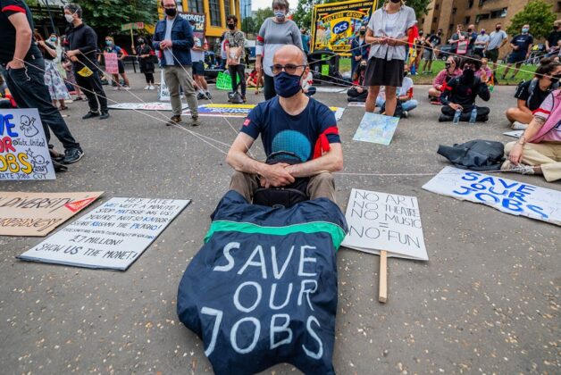 Politicians and artists criticise Tate as strike action opposing redundancies garners support