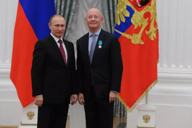 Science Museum Group Director hands back Russian medal