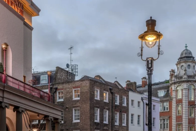 Four gas street lamps in Covent Garden listed 
