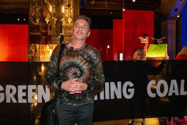 Chris Packham visits protestors at Science Museum’s new gallery