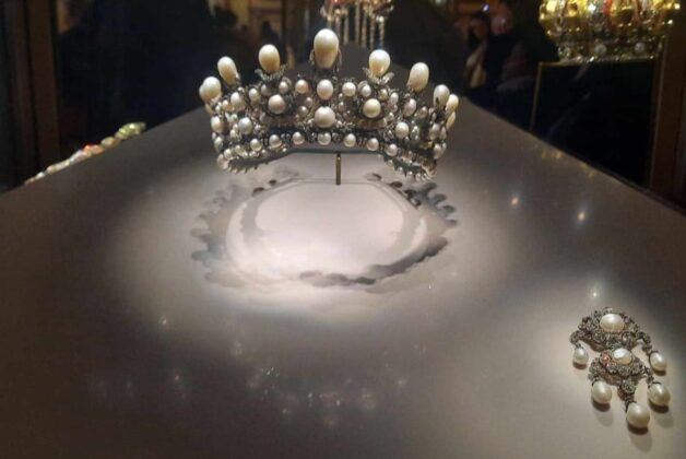 Daytime heist sees 8 objects stolen from Louvre 