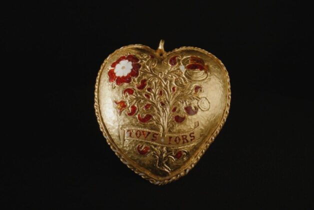 45,000 public donations help British Museum secure heart pendant